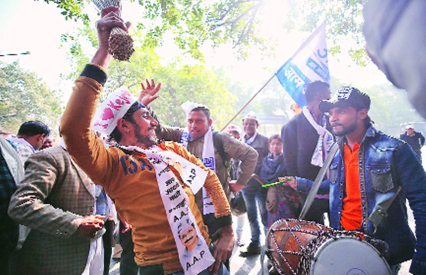 आम आदमी पार्टी की जीत के बाद जश्न मनाते समर्थक। (Photo: REUTERS)