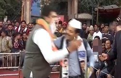 TV शो में AAP नेता ने BJP वाले पर चला दिया हाथ, एंकर बोला- कभी-कभी ऐसा हो जाता है; देखें आगे क्या हुआ