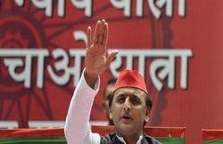 एक शख्स अचानक मंच के पास पहुंच कर लगाने लगा जय श्री राम के नारे, भाषण देते-देते पुलिस वाले पर बिफर पड़े अखिलेश यादव