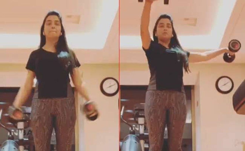Amrapali Dubey: भोजपुरी एक्ट्रेस आम्रपाली दुबे का वजन भी पिछले कुछ सालों में बहुत ज्यादा बढ़ गया था। इससे निजात पाने के लिए वह भी नियमित तौर पर जिम जा रही हैं।