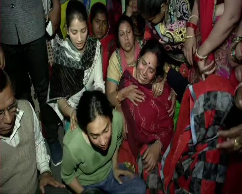 अंकित शर्मा के परिवार का कहना है कि, 'उसके सिर पर तलवार से वार किया गया था। उसे चाकू भी मारा था। नाले में पत्थर से अंकित का शव दबा रखा था।'