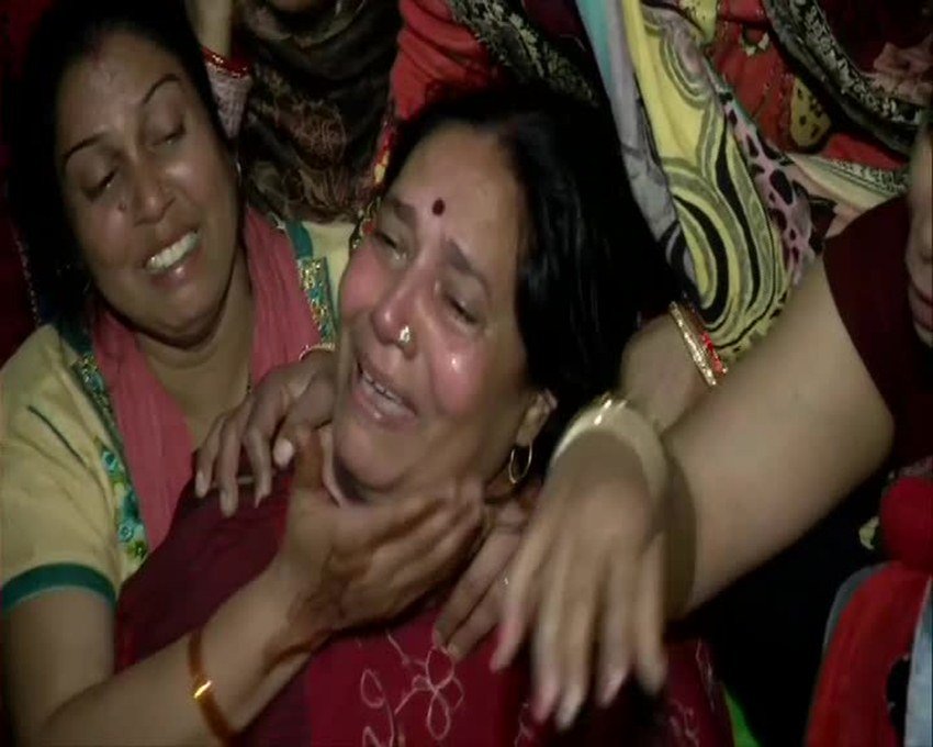 अंकित की मौत पर लोग लिख रहे हैं कि इतना जहर भी न फैलाओ की मांओं को यूं ही रोना पड़े।