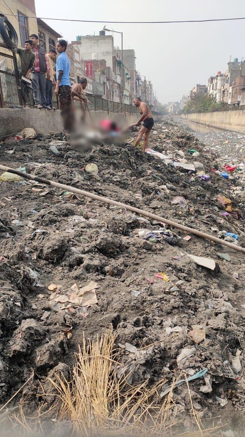 पुलिस का कहना है कि चांदबाग इलाके में ही रहने वाले अंकित शर्मा को सायद पत्थरों से मारकर नाले में फेंक दिय गया था। पुलिस पोस्टमॉर्टम रिपोर्ट के इतजार में है।