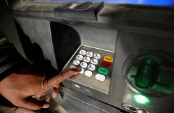 Axis Bank ने बढ़ा दिए कई चार्ज, एटीएम ट्रांजेक्शन फेल होने पर भी देनी होगी फीस, कई और फीस में हुई बढ़ोतरी