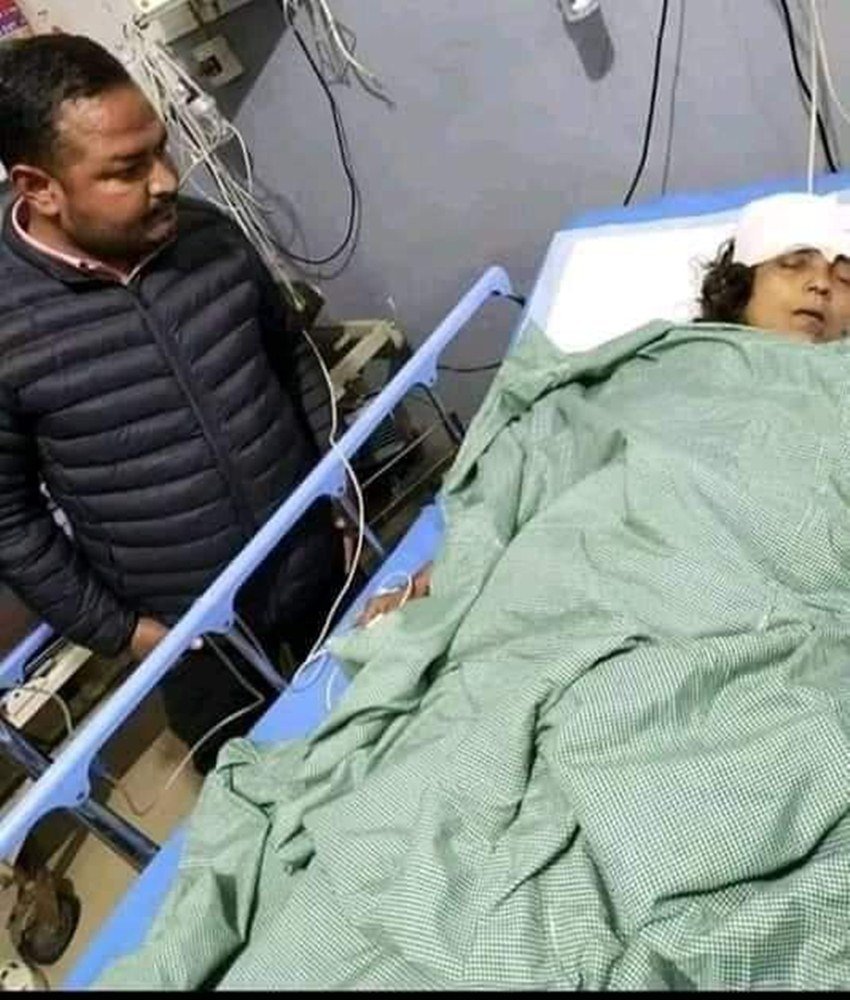 एक महिला के सिर में गंभीर चोट लगने का दावा किया जा रहा है। बताया जा रहा है कि पुलिस लाठीचार्ज में घायल वह महिला आईसीयू में भर्ती है।