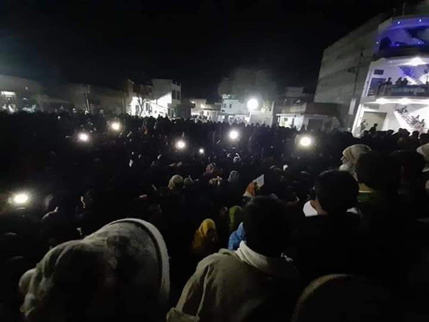 सर्द रात में भी धरना स्थ्ल पर महिलाओं का विरोध प्रदर्शन जारी था।