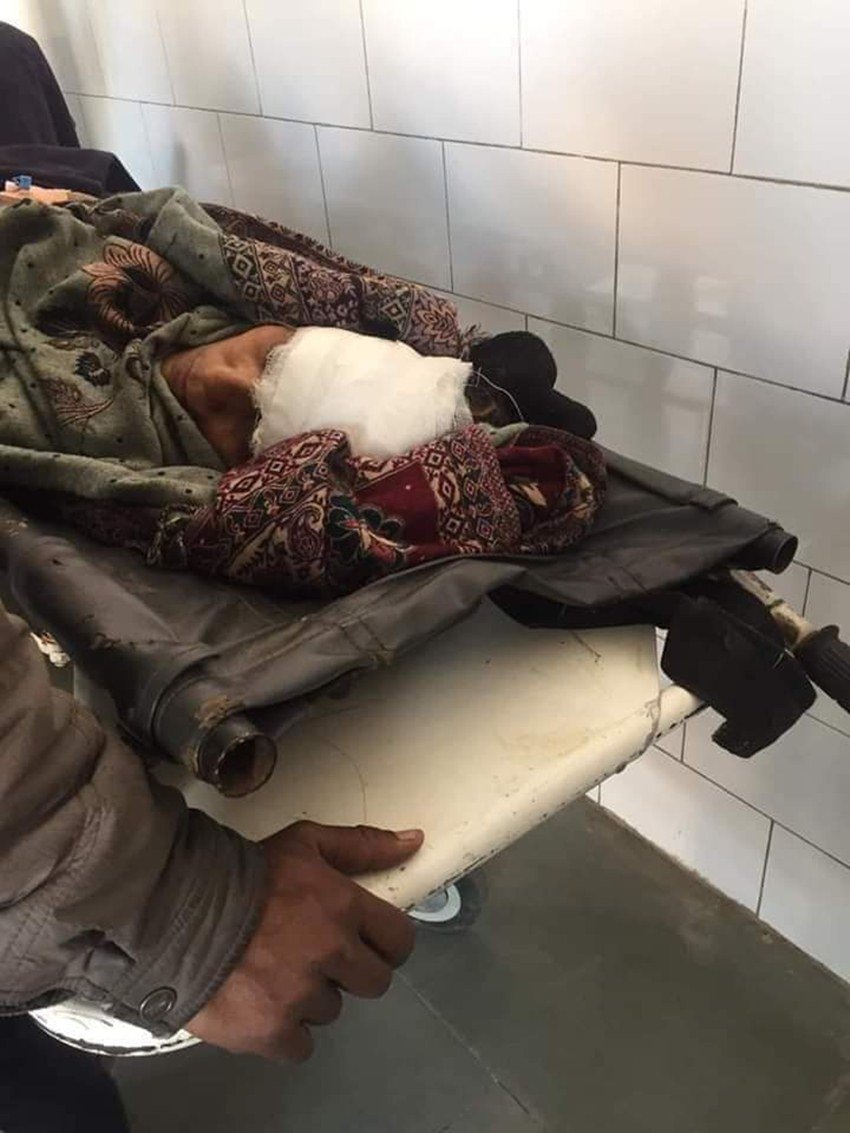 सोशल मीडिया में ये तस्वीरें शेयर करते हुए लोग लिख रहे हैं कि योगी आदित्यनाथ के इशारे पर पुलिस ने महिलाओं के साथ बदसलूकी की है।