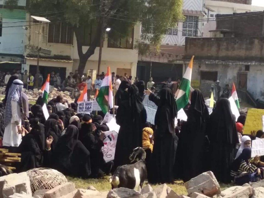 प्रदर्शन कर रही महिलाओं के हाथों में तिरंगे और नागरिकता कानून के विरोध वाले प्लेकार्ड्स थे।