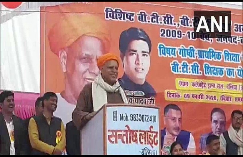 यूपी के बलिया में एक सभा में बोलते बीजेपी सांसद वीरेंद्र सिंह मस्त (फोटो - एएनआई)