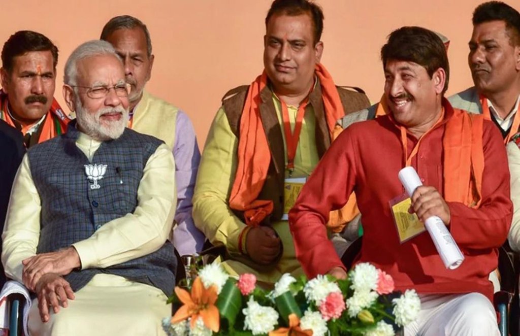 अमित शाह की तस्वीर के साथ दिल्ली भाजपा कार्यालय में एक पोस्टर लगा है। (Photo: Twitter@samsrivastava31)