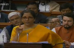 Budget 2020: देश के जिला अस्पतालों में बनेंगे मेडिकल कॉलेज, गरीब छात्रों के लिए ऑनलाइन एजुकेशन की व्यवस्था