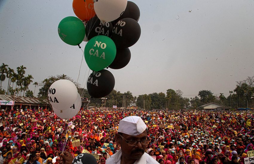 असम के गुवाहाटी में सीएए के विरोध-प्रदर्शन के दौरान बैलून उड़ाते लोग। (AP Photo)