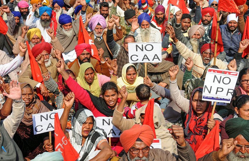 पंजाब के अमृतसर में सीएए और एनआरसी का विरोध जताते लोग। (Photo: PTI)