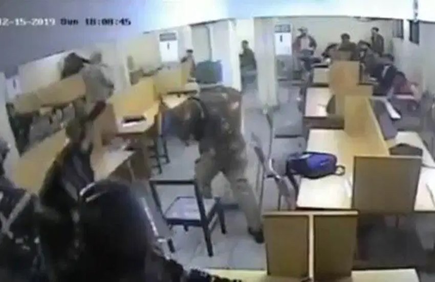 जामिया लाइब्रेरी के अंदर छात्रों के साथ मारपीट करते हुए पुलिस का वीडियो सामने आया है। (Source: Twitter @Jamia_JCC)