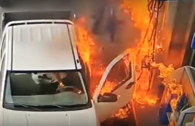 कार में पेट्रोल भरवाते समय आग लगने का वीडियो इंटरनेट पर हो रहा वायरल! देखें क्या हैं कारण और कैसे करे बचाव