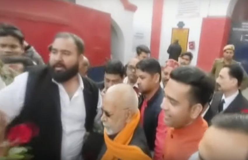 जेल से रिहा होने पर रेप के आरोपी स्वामी चिन्मयानंद का फूल-मालाओं से भव्य स्वागत किया गया।( फोटो-स्क्रीनशॉट)