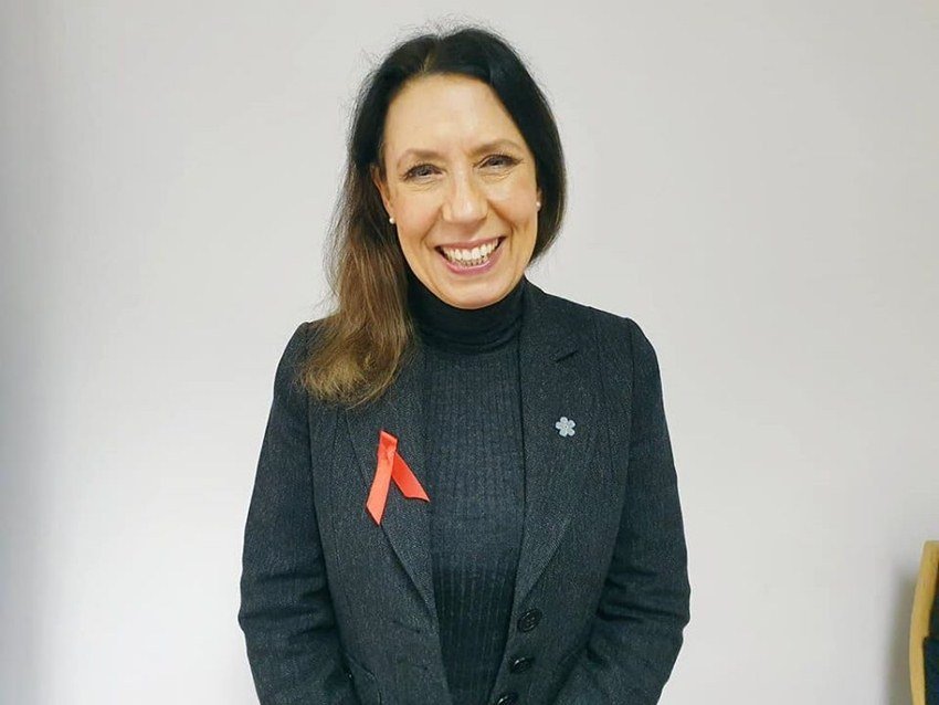 डेब्बी अब्राहम्स के फैकल्टी ऑफ पब्लिक हेल्थ की भी फेलो रही हैं। यह संस्था ब्रिटेन के डॉक्टरों और विशेषज्ञों की शीर्ष प्रोफेशनल बॉडी है।