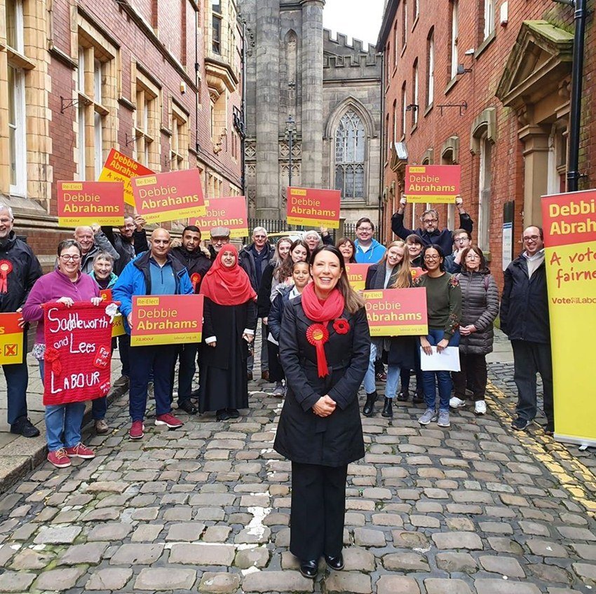 डेब्बी अब्राहम्स ब्रिटेन के प्रमुख विपक्षी दल लेबर पार्टी की सांसद हैं। वह साल 2011 से लगातार चार बार की सांसद हैं।
