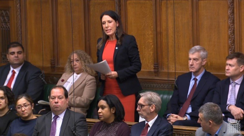 अब्राहम्स ने अगस्त, 2019 में अनुच्छेद 370 के तहत जम्मू-कश्मीर को प्राप्त विशेष राज्य के दर्जे को वापस लिए जाने के बाद औपचारिक पत्र जारी कर लिखा था- हम भारत के गृह मंत्री अमित शाह के इस ऐलान से बहुत चिंतिंत हैं कि जम्मू कश्मीर को विशेष दर्जा देने से संबंधित भारतीय संविधान के अनुच्छेद 370 को राष्ट्रपति के आदेश द्वारा हटा दिया गया।