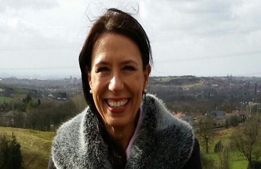 ब्रिटेन की सांसद डेब्बी अब्राहम्स दिल्ली एयरपोर्ट से ही दुबई डिपोर्ट करने को लेकर चर्चा में हैं। डेब्बी अब्राहम्स के पास जरूरी कागजात ना होने के कारण उन्हें दुबई डिपोर्ट कर दिया गया। अब्राहम्स दुबई से ही भारत आई थीं। अब्राहम्स को डिपोर्ट किये जाने पर राजनीति भी तेज हो गई है। जहां कांग्रेस ने इस कदम पर सरकार की आलोचना की है तो वहीं कांग्रेस के ही अभिषेक मनु सिंघवी ने इसे सही बताया है। आइए जानते हैं आखिर कौन हैं ब्रिटिश सांसद डेब्बी अब्रहाम्स। (All Photos: Debbie Abrahams facebook)