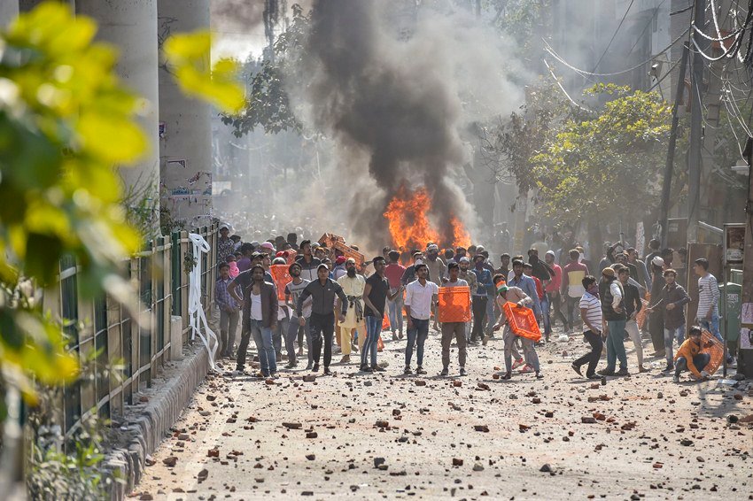 खरदामपुर में रहने वाले मुदस्सिर खान भी ऑटो चलाता था। मदस्सिर राशन का सामान लेने घर से निकला था तभी कुछ उपद्रवियों ने उसे सिर में गोली मार दी। मुदस्सिर के पीछे उनकी पत्नी, एक साल का बेटा और तीन साल की बेटी अकेली रह गई है। मुदस्सिर के घरवालों का कहना है कि वह तो किसी प्रोटेस्ट का हिस्सा भी नहीं था फिर भी उसकी जान ले ली गई।