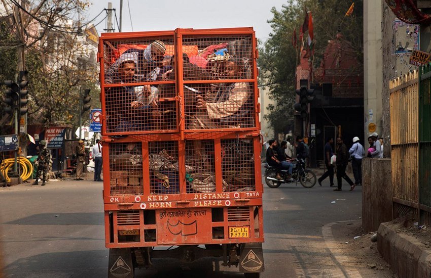 दिल्ली के कई इलाकों में लोग हिंसा की वजह से घर छोड़कर नए ठिकाने की तलाश में जा रहे हैं। (AP Photo) दिल्ली के कई इलाकों में लोग हिंसा की वजह से घर छोड़कर नए ठिकाने की तलाश में जा रहे हैं। (AP Photo)