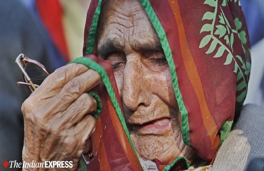 हिंसा में मरने वालों के परिवार बुधवार को जीटीबी अस्पताल के बाहर इंतजार करते हैं।(Express photo: Amit Mehra)