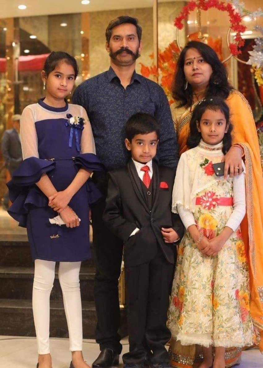 दिल्ली पुलिस के हेड कॉन्सटेबल रतन लाल की मौत पर सोशल मीडिया काफी आहत दिखा। लोग लिख रहे हैं कि माफ करना हम लोग आपको बचा नहीं पाए।