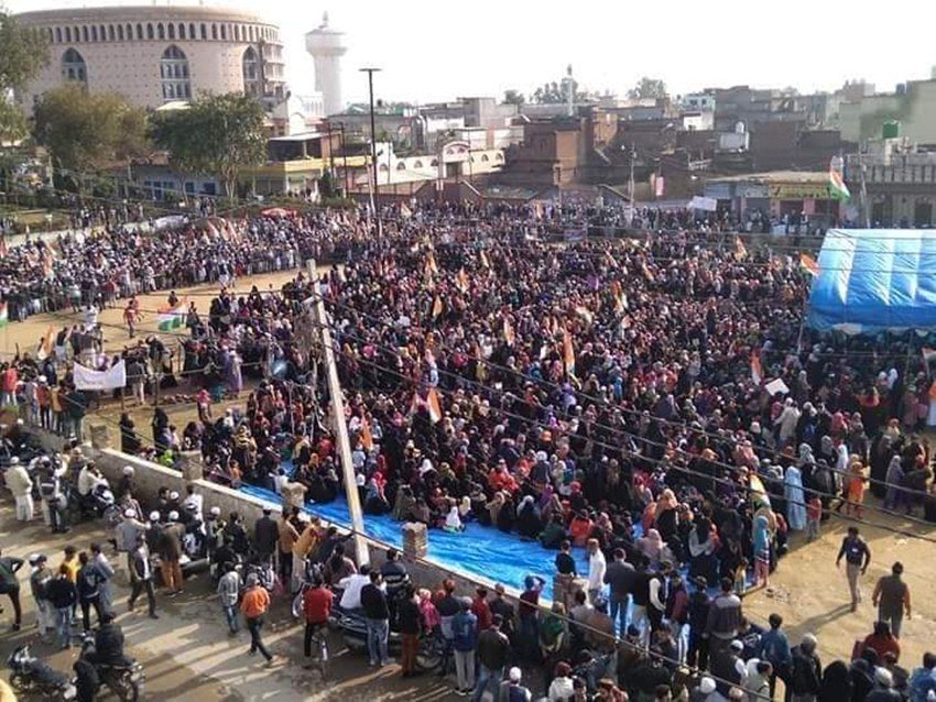 प्रशासन ने प्रदर्शन कर रही महिलाओं को नोटिस जारी कर धरना समाप्त करने की अपील भी की है।