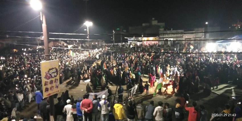 खुले आसमान के नीचे बड़ी संख्या में महिलाएं नागरिकता सोशोधन कानून के विरोध में नारेबाजी कर रही हैं।