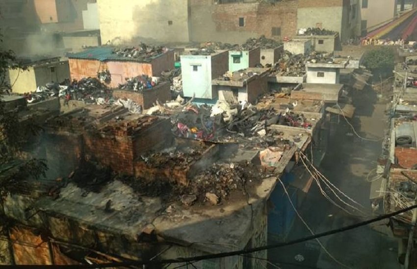 मंगलवार को गोकुलपुरी टायर मार्केट। (indian express photo)