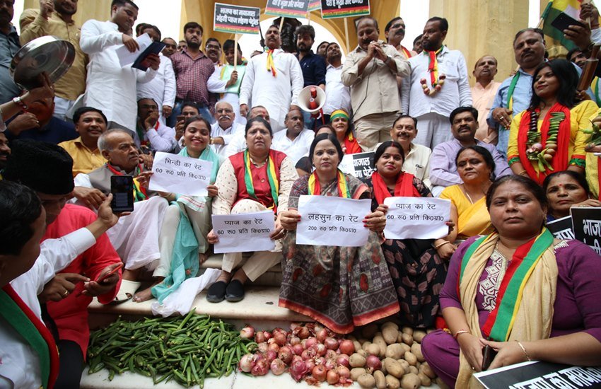 महंगाई को लेकर सरकार के खिलाफ प्रदर्शन करती महिलाएं। (Express File Photo Vishal Srivastav)