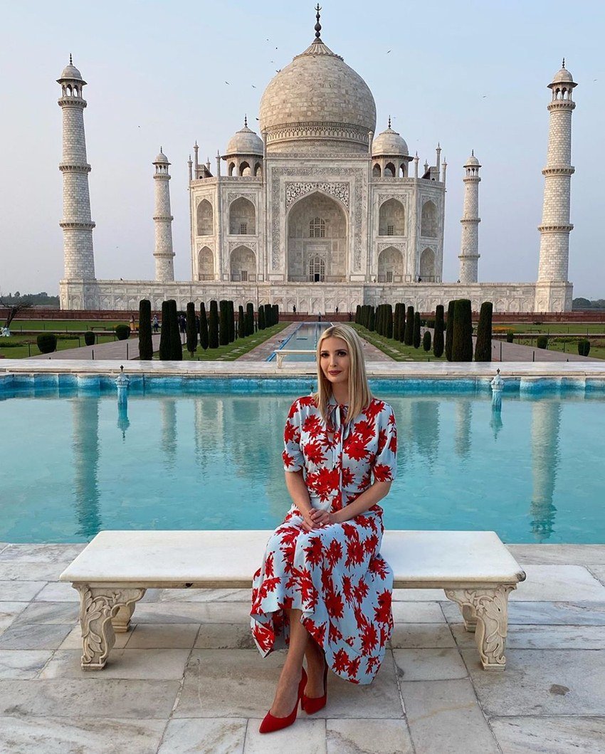 इवांका अपने काम के साथ ही सोशल मीडिया में भी काफी एक्टिव रहती हैं। सिर्फ इंस्टाग्राम पर ही उनके करीब 60 लाख फॉलोअर्स हैं।