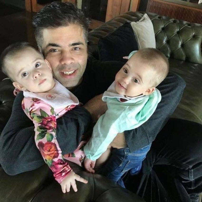 Karan Johar: करण जौहर ने फरवरी 2017 में खुशखबरी शेयर की कि वह पापा बन गए हैं। करण को सरोगेसी से दो बच्चे यश और रूही हैं।
