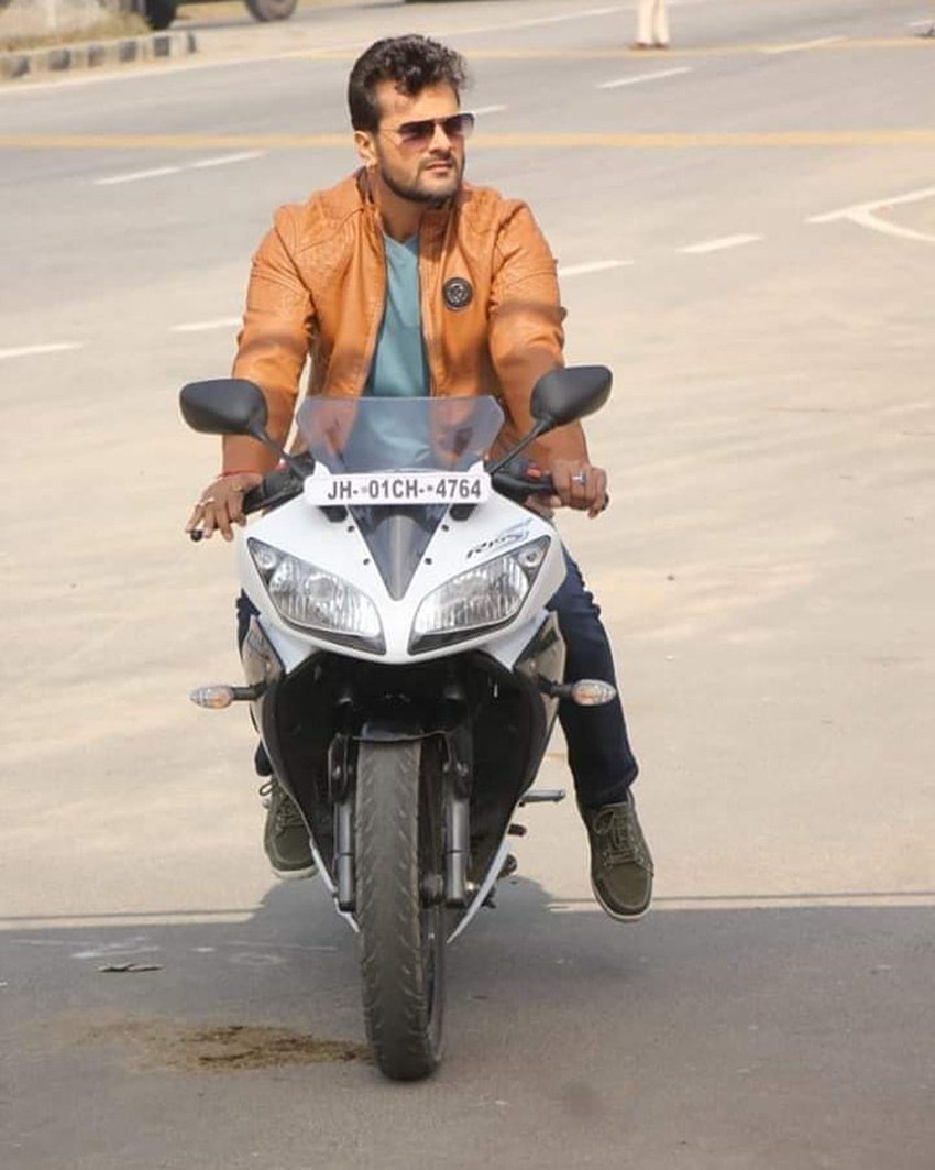 Khesari lal Yadav: खेसारी लाल यादव ने अपने गानों से हर किसी को दीवाना बना रखा है। अब तो वह एक्टिंग भी करने लगे हैं। खेसारी क इंस्टा पर लगभग 5 लाख लोग फॉलो करते हैं।