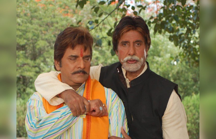 Bhojpuri Star Kunal Singh: साल 1983 में 'गंगा किनारे मोरा गांव' नाम से आई फिल्म ने तो इतिहास रच दिया था। यह फिल्म वाराणसी के एक थियेटर में लगातार 1 साल 4 महीने तक चली थी। यह भोजपुरी सिनेमा के इतिहास में आज भी एक रेकॉर्ड है। फिल्म में हीरो थे कुणाल सिंह। वही कुणाल सिंह जिन्हें भोजपुरी फिल्मों का अमिताभ बच्चन (Amitabh Bachchan) भी कहा जाता है। यह संयोग ही है कि भोजपुरी के अमिताभ और असली अमिताभ एक साथ फिल्म भी कर चुके हैं। फिल्म का नाम था गंगोत्री। फिल्म ब्लॉकबस्टर साबित हुई थी।