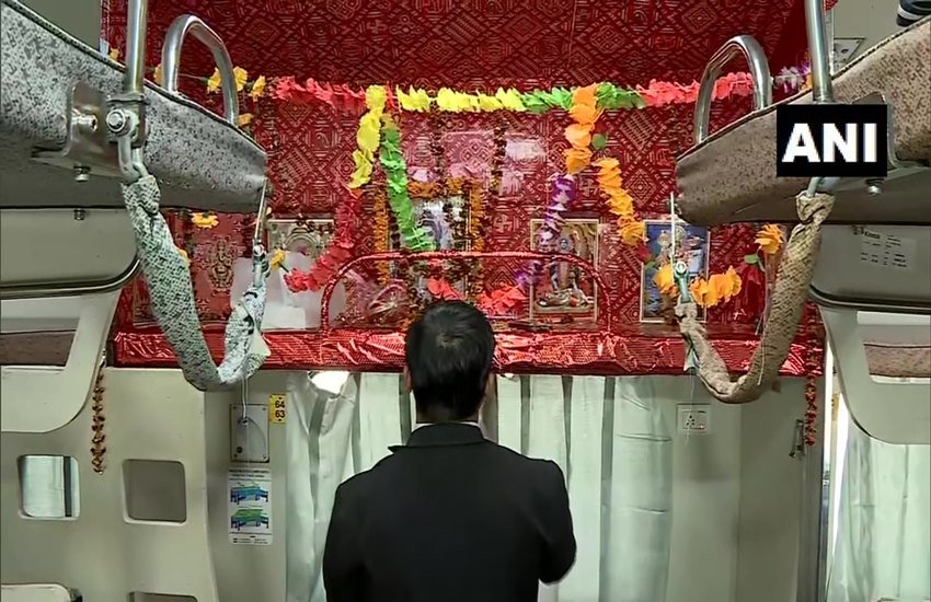 काशी महाकाल एक्सप्रेस के बी5 कोच की सीट नंबर 64 बने भगवान शिव के मंदिर के आगे हाथ जोड़ते श्रद्धालु। (Photo: ANI)