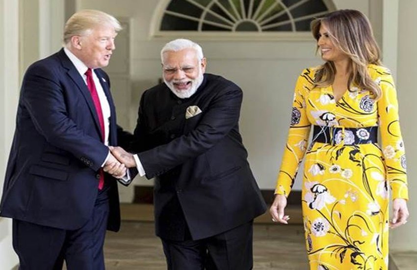 मेलानिया के स्वागत में स्कूल को फूलों से सजाया गया था। 