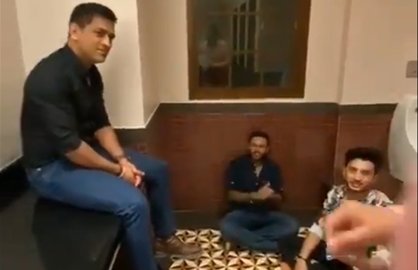 सिंगर इशान खान से गाना सुनते हुए महेंद्र सिंह धोनी। (स्क्रीनशॉट)