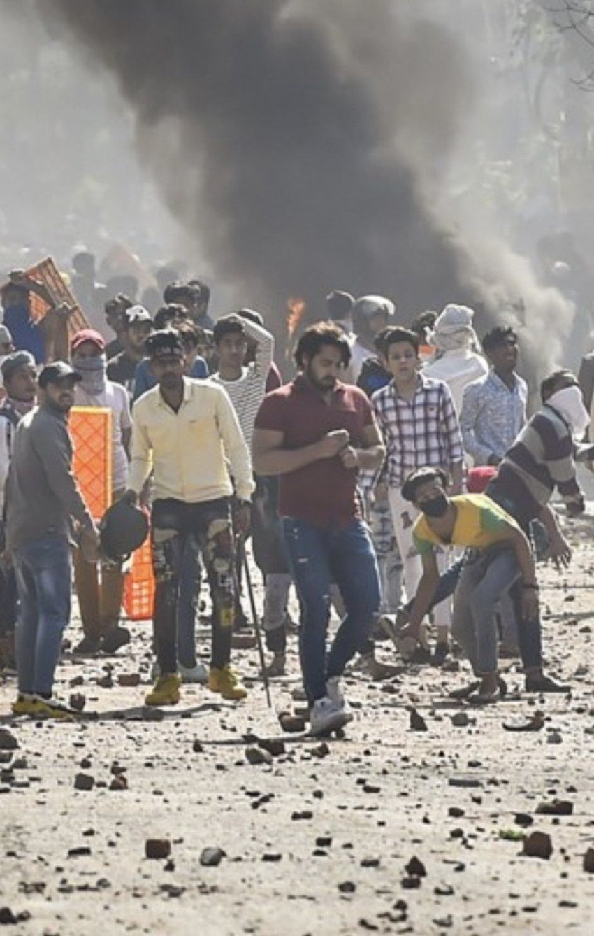 मौजपुर जाफराबाद सड़क पूरी तरह से उपद्रवियों की हिंसा से प्रभावित हो चुकी है।