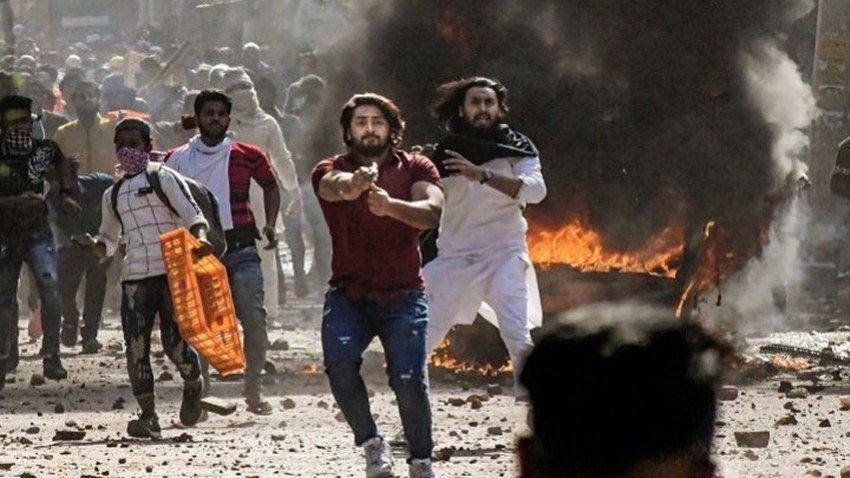 नागरिकता कानून के खिलाफ और समर्थन में सड़कों पर उतरे लोगों के बीच जमकर हिंसा की घटना हो रही है।(PTI Photo)