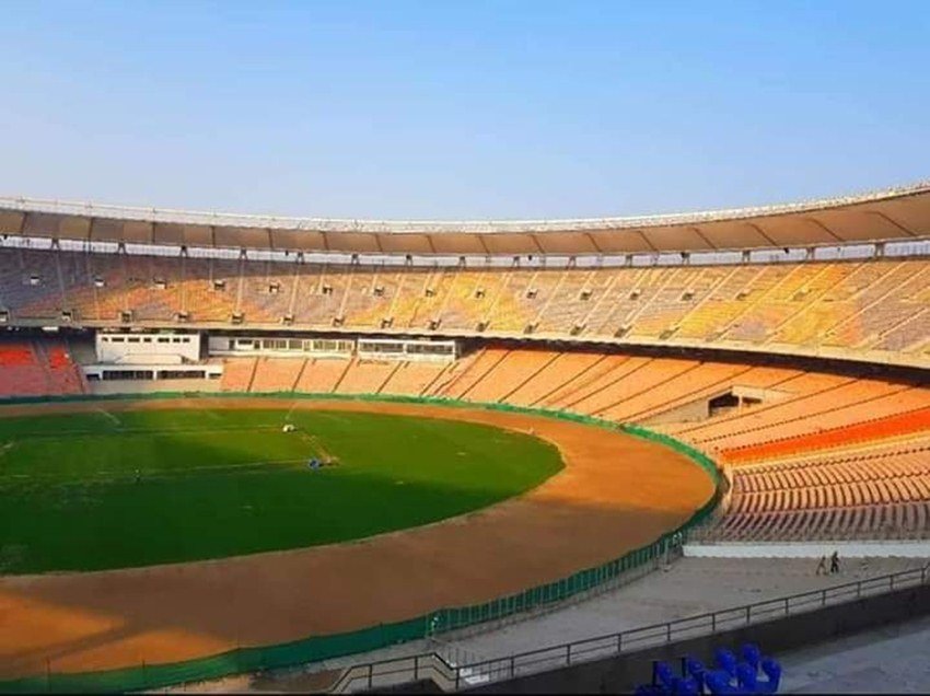 स्टेडियम में तीन प्रैक्‍ट‍िस ग्राउंड, क्‍लब हाउस, बड़ा स्‍वीमिंग पूल और इनडोर क्र‍िकेट एकेडमी भी है।