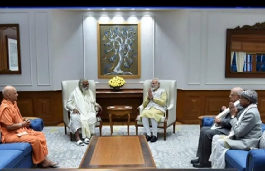 राम मंदिर ट्रस्ट के सदस्यों ने प्रधानमंत्री नरेंद्र मोदी को अयोध्या आने का निमंत्रण दिया। (Photo: Twitter@DDNewslive)