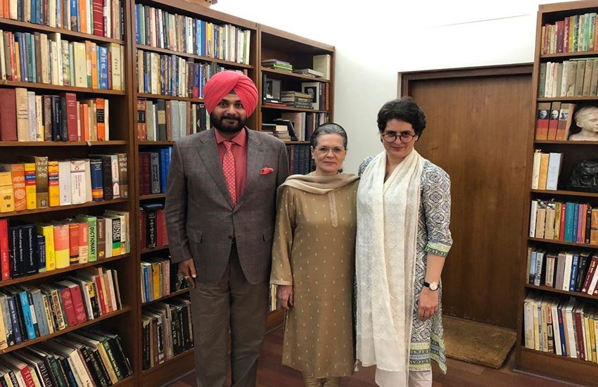 सोनिया गांधी और प्रियंका गांधी से मुलाकात करते नवजोत सिंह सिद्धू। (Photo: ANI)