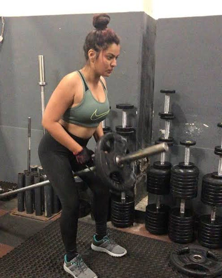 Nidhi Jha: भोजपुरी एक्ट्रेस निधि झा इन दिनों खूब फिल्में कर रही हैं। निधि फिट रहने के अपने बिजी शेड्यूल से टाइम निकालकर हर दिन जिम जाती हैं।