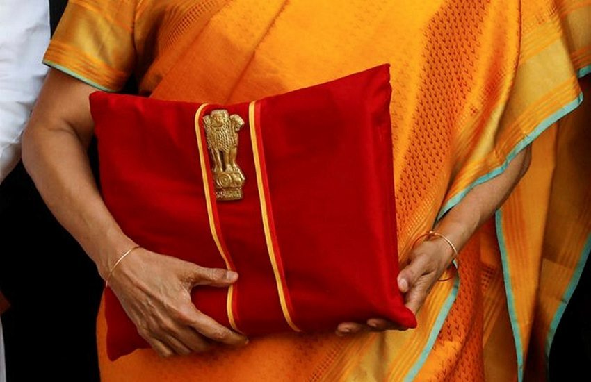 'खाता-बही' के साथ वित्त मंत्री निर्मला सीतारमण। (Photo: REUTERS)