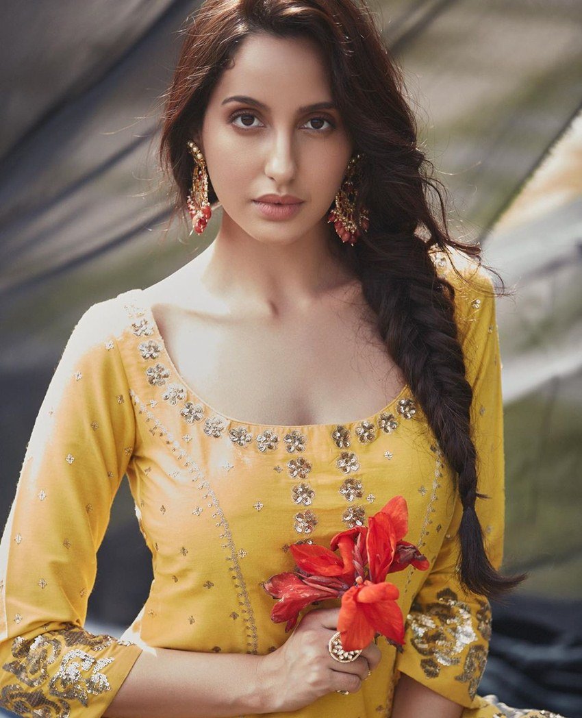 बकौल नोरा उन्होंने बेहतर हिंदी सीखना शुरू कर दिया था लेकिन वह मानसिक रूप से इतनी तैयार नहीं थीं। लोग उनके सामने ही उनका मजाक उड़ाते थे जैसे कि वह कोई सर्कस हों। नोरा बताती हैं कि लोग मेरी खिंचाई किया करते थे और जब मैं घर लौटती थी तो रिक्‍शे में रोती हुई जाती थी।