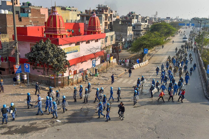 24 फरवरी से भड़की ये हिंसा तीसरे दिन भी जारी है। फिलहाल पूरे इलाके में कर्फ्यू जैसे हालात हैं। गृह मंत्रालय की तरफ से उपद्रवियों को देखते ही गोली मार देने के आदेश जारी कर दिए गए हैं।