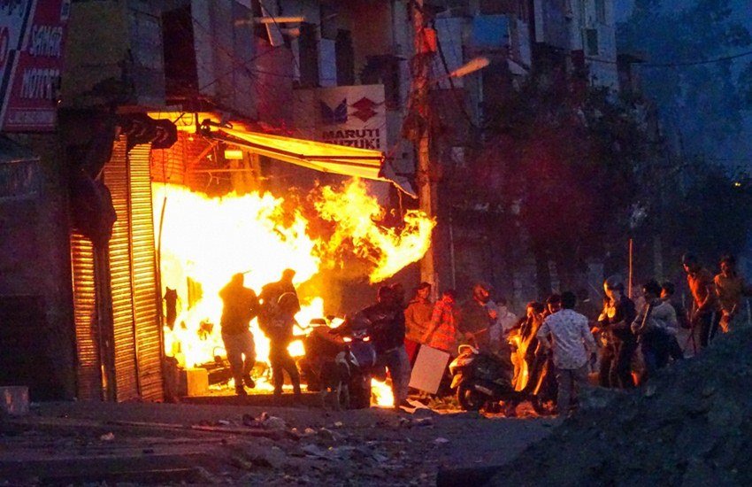 नॉर्थ ईस्ट दिल्ली में भड़की हिसा के बीच उपद्रवियों ने चांदबाग स्थित एक वाइन शॉप से करीब 80 लाख रुपए की शराब लूट ली। दुकान के मालिक ने दो बार पुलिस को फोन किया लेकिन उसे किसी तरह से कोई मदद नहीं मिल पाई। बता दें कि उत्तर पूर्वी दिल्ली में नागरिकता संशोधन कानून (CAA) को लेकर प्रदर्शन के कहिंसक होने के कारण अब तक 18 लोगों की मौत हो चुकी है। वहीं करबी 150 लोगों के घायल होने की खबर है। (PTI की इस तस्वीर का इस्तेमाल प्रतीकात्मक तौर पर किया गया है।)