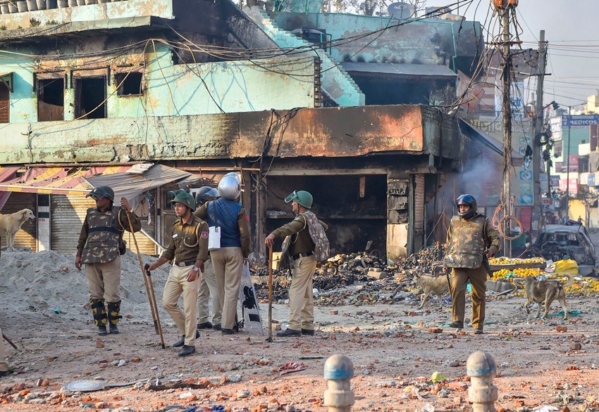 पीटीआई से बात करते हुए चांदबाग स्थित वाइन शॉप के मैनेजर राजकुमार ने बताया कि घटना सोमवार (24 फरवरी) शाम की है।